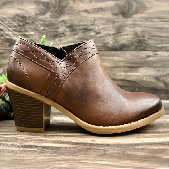 NIB Earth Lina Austin Notched Heeled Low Cut Leather Bootie Mahogany 8M - Picture 5 of 12